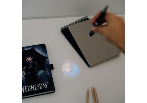 Notes premium A5 ze świecącym długopisem Wednesday- Zdjęcie 5