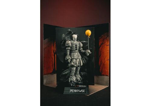 Figurka It: Welcome to Derry Movie Maniacs - Pennywise (Black & White)- Zdjęcie 11