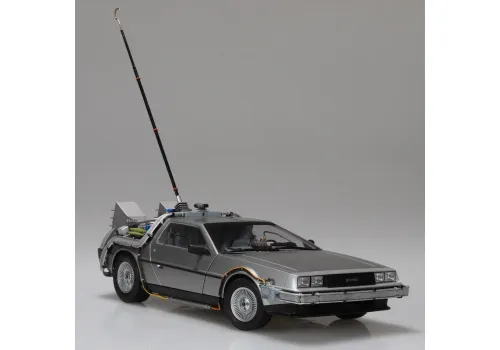 Model do sklejenia Powrót do przyszłości 1/24 - Time Machine (z figurką Marty'ego McFly)- Zdjęcie 11