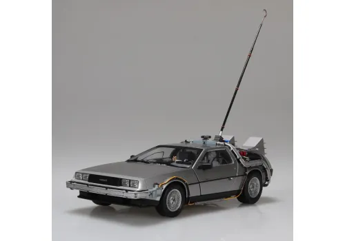 Model do sklejenia Powrót do przyszłości 1/24 - Time Machine (z figurką Marty'ego McFly)- Zdjęcie 9